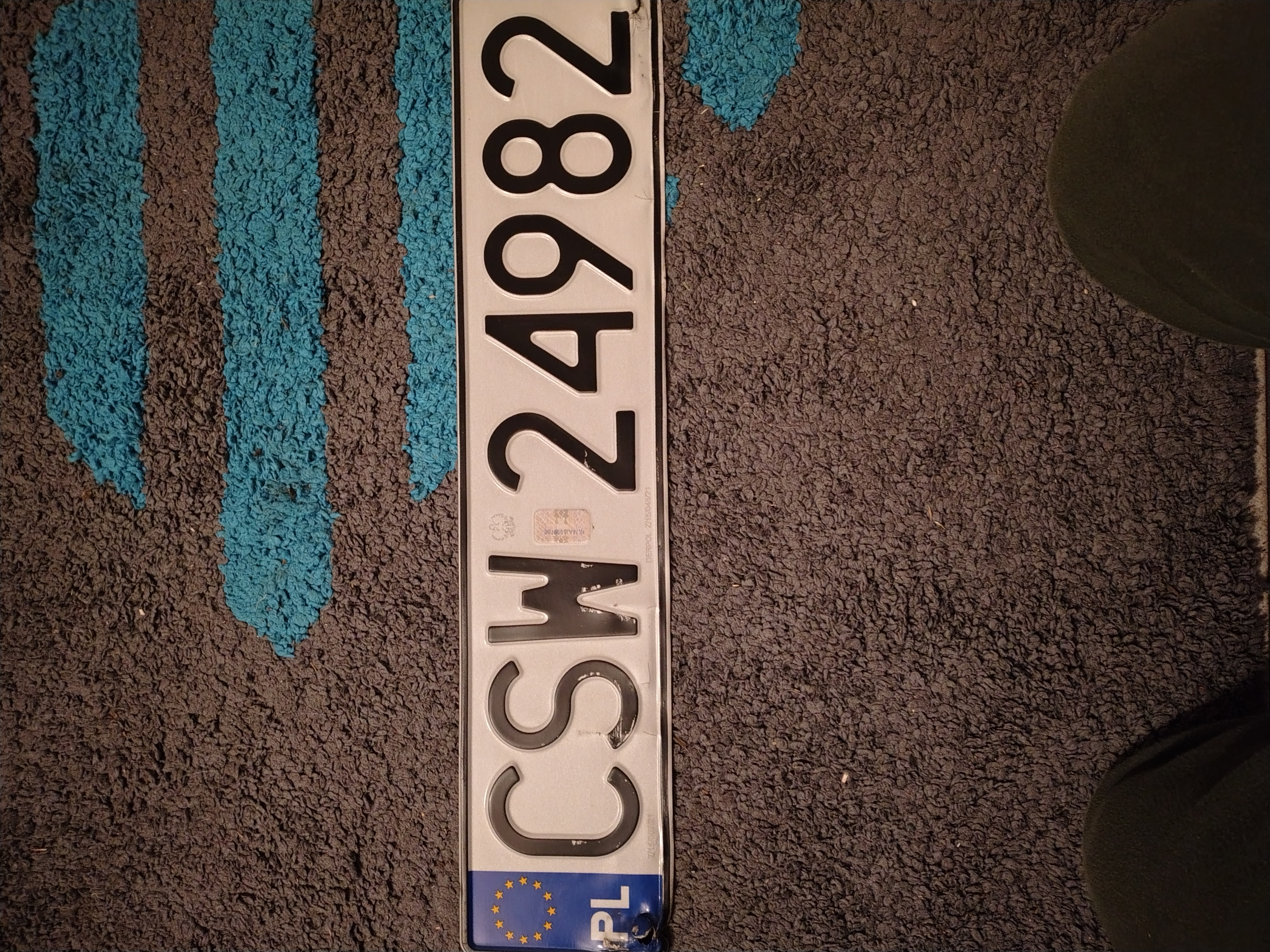 Znaleziono tablicę rejestracyjną o numerach CSW24982