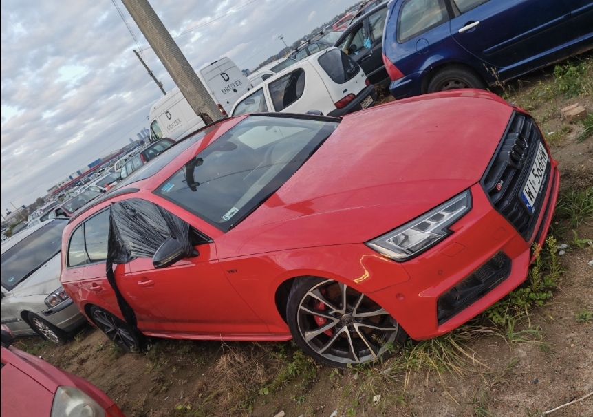 Samochód ten stoi na parkingu miasta stołecznego Warszawy na ul Wykusz, gdzie są odholowywane tak zwane ...