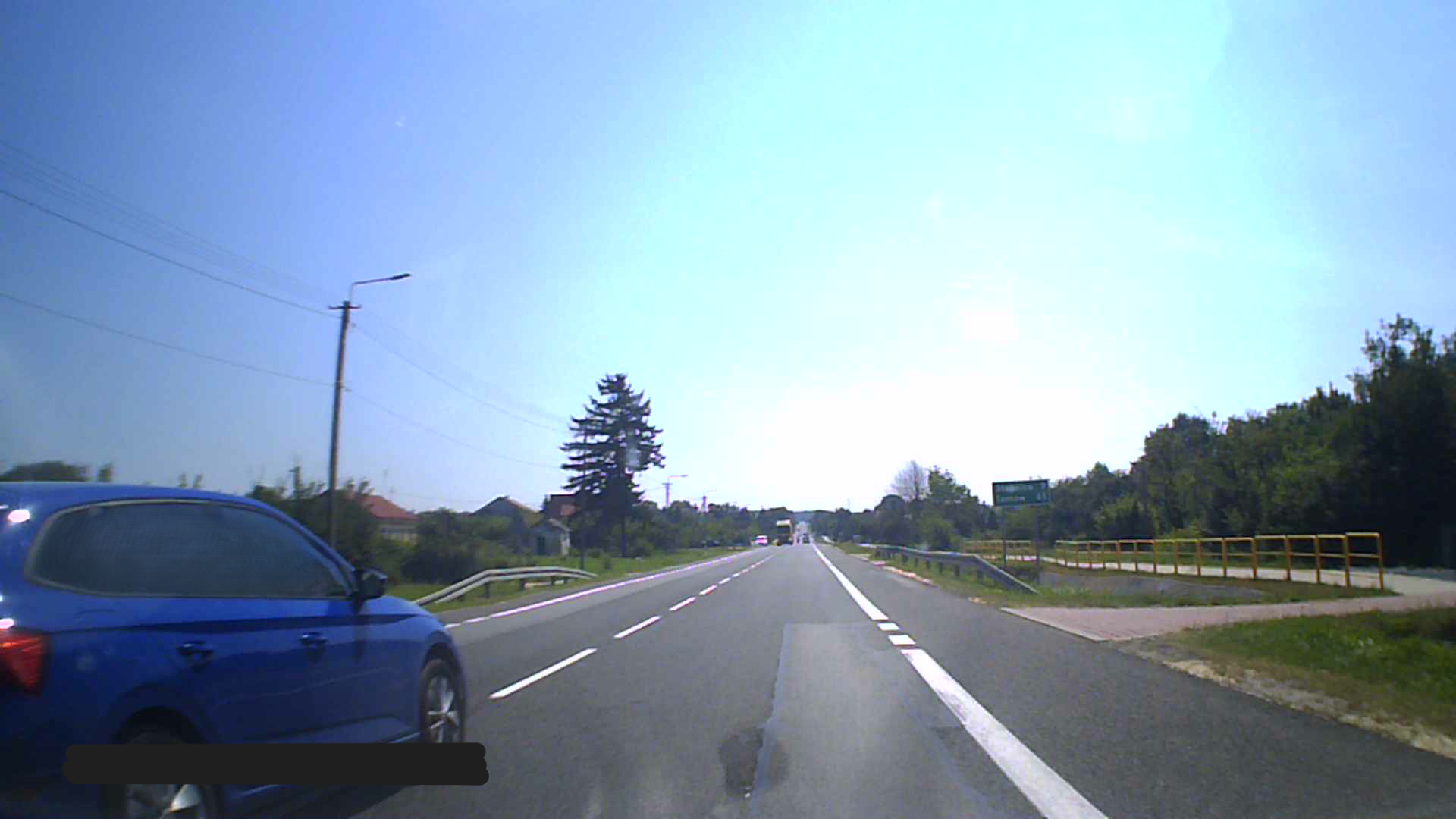 Przy dużej prędkości wyprzedza kilka aut na raz i jak widać spycha z drogi