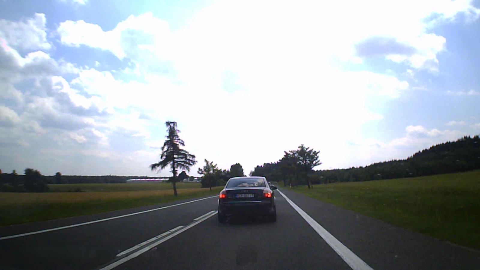 Masz wystarczająco miejsca do wyprzedzania ..mato, a mimo wszystko przeciągasz strunę i nie zachowujesz ...