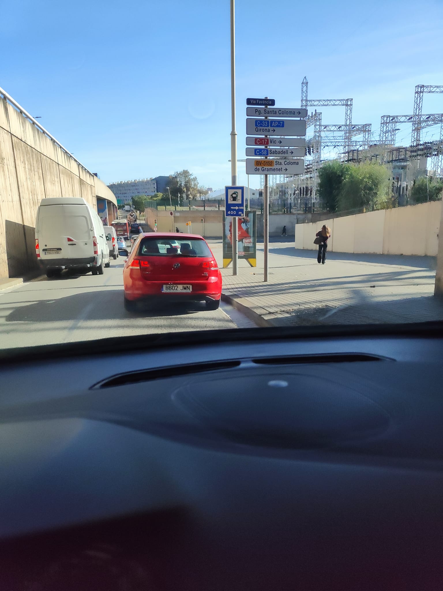 Conduce de manera temeraria.<BR>Intento adelantarme por la derecha, tratando de introducirse delante ...