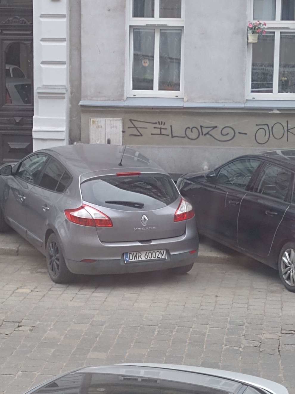 głośny drzę się na całą ulicę jakby do swojej grupy do okien. Nie określam stanu umysłu ale głupek ...
