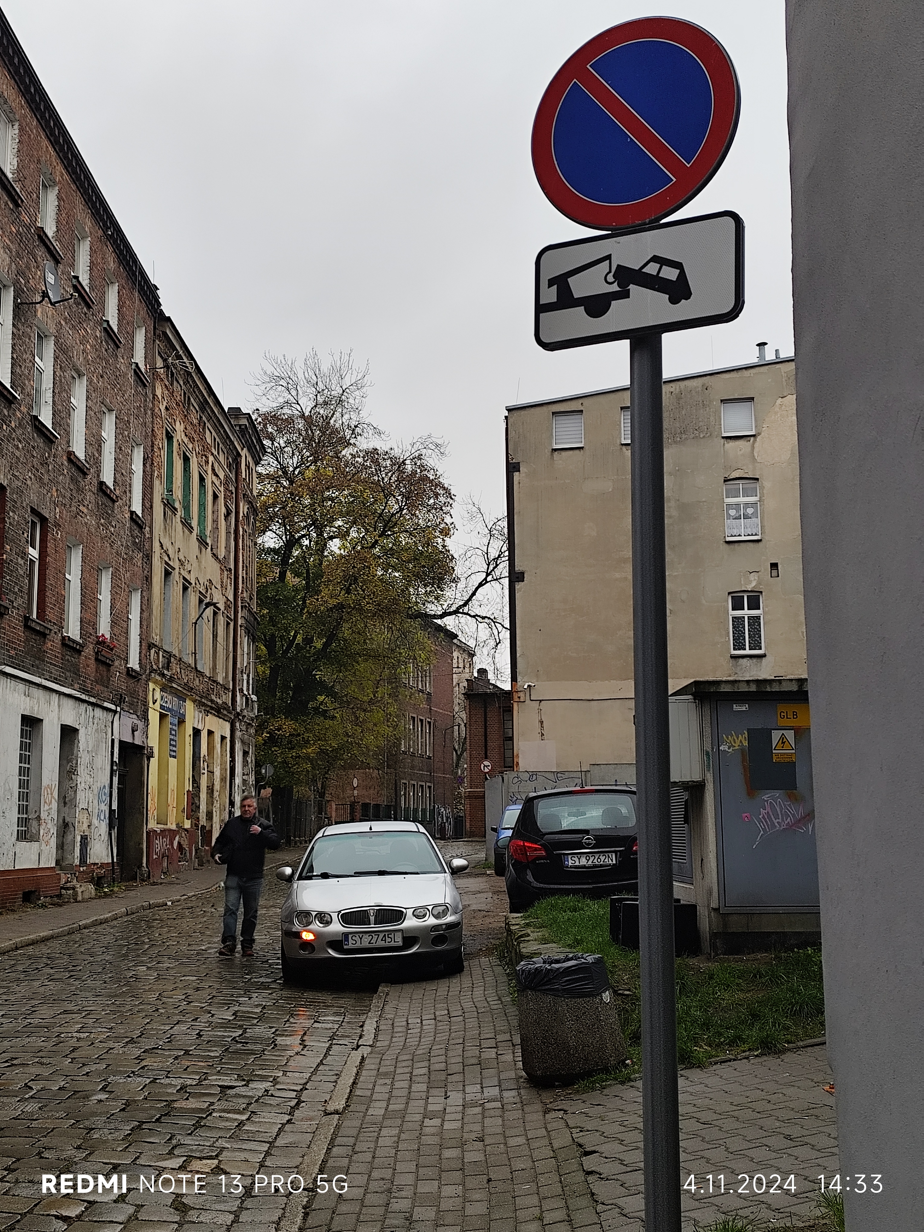 Mistrz parkowania w pojeździe o numerach SY2745L