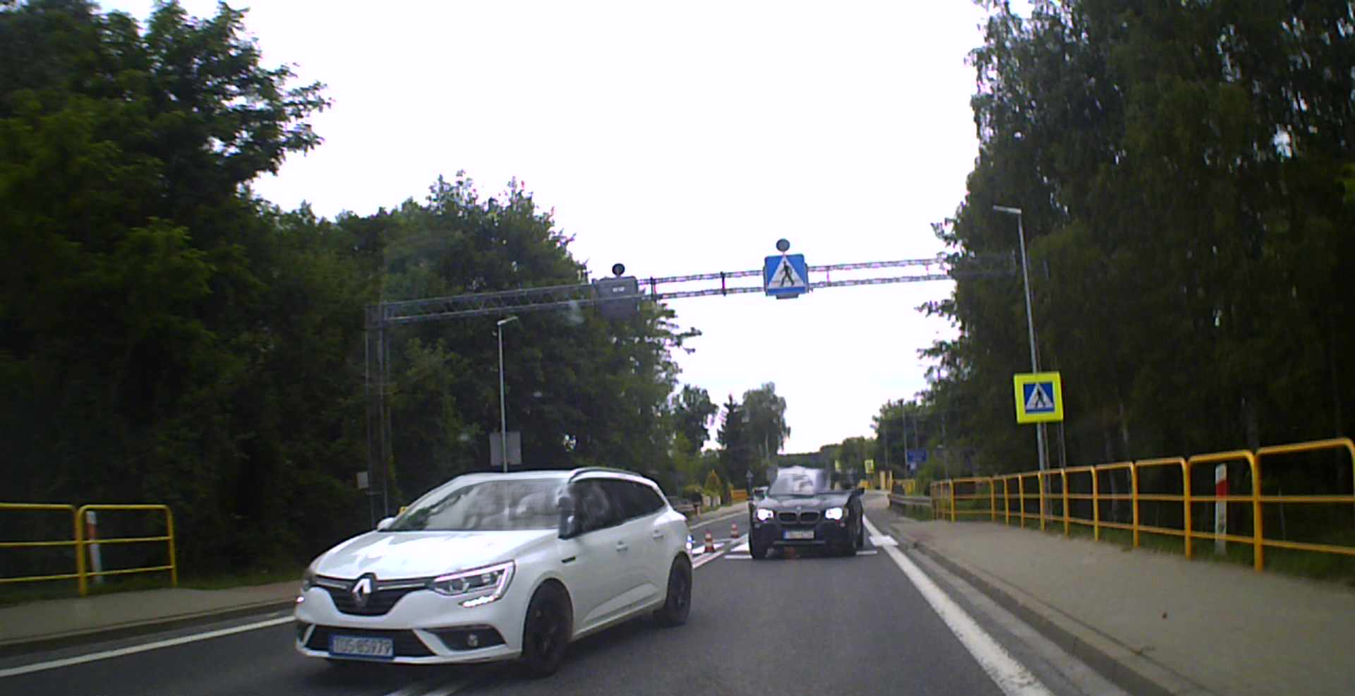 Śmieć, bydło, totalne dno nawet nie wiem, jakich jeszcze słów użyć wobec takiego kur**arza.