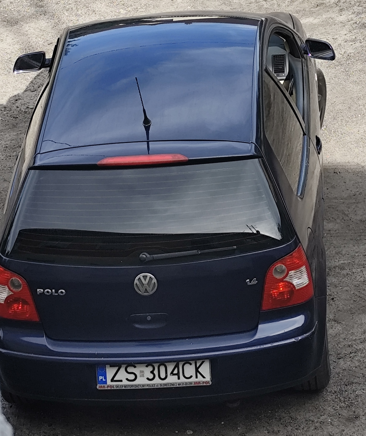 Uwaga on bije dziewczyny i jest peżotem