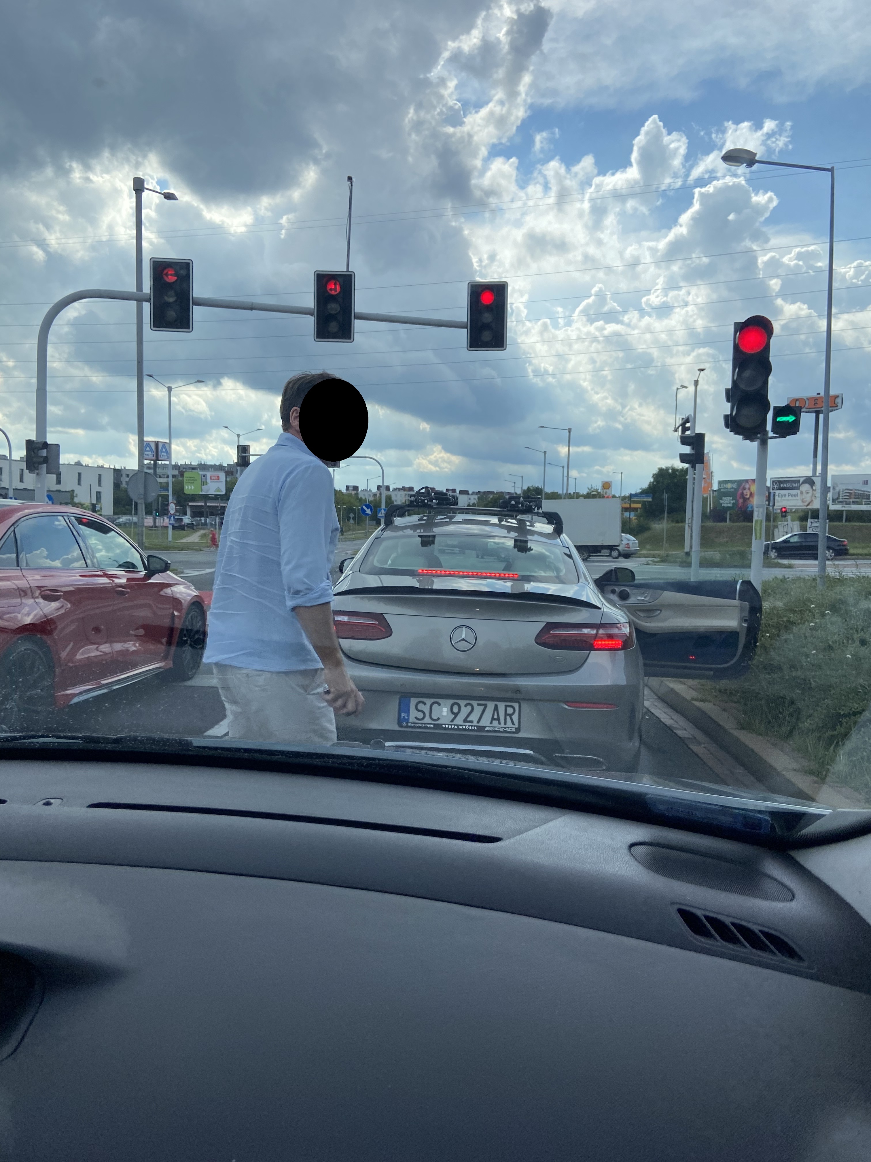 Pirat drogowy w pojeździe o numerach rejestracyjnych SC927AR