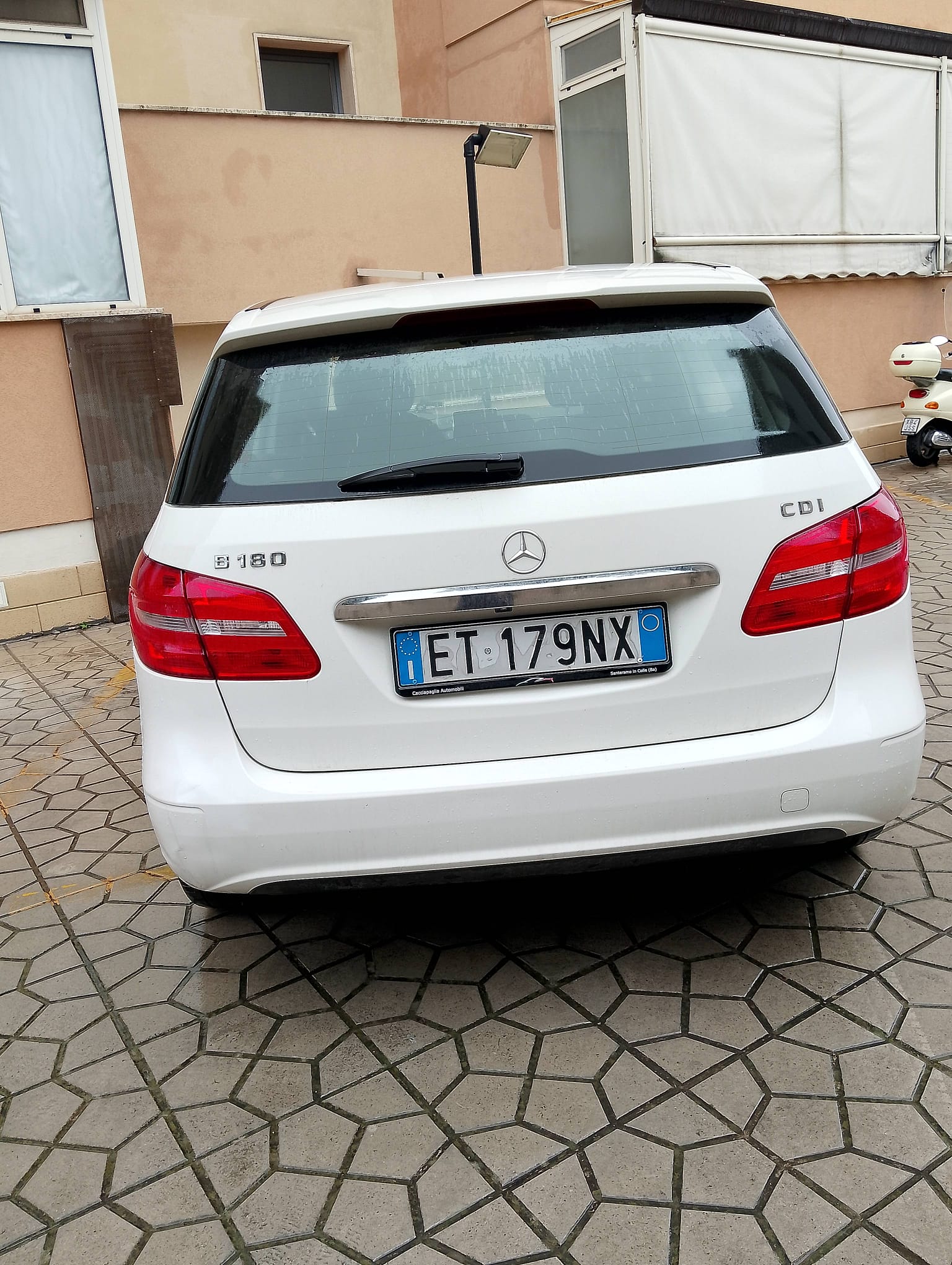 Quest \'auto continua imperterrita ente a parcheggiare su posti auto condominiali non avendo nessun autorizzazione. ...