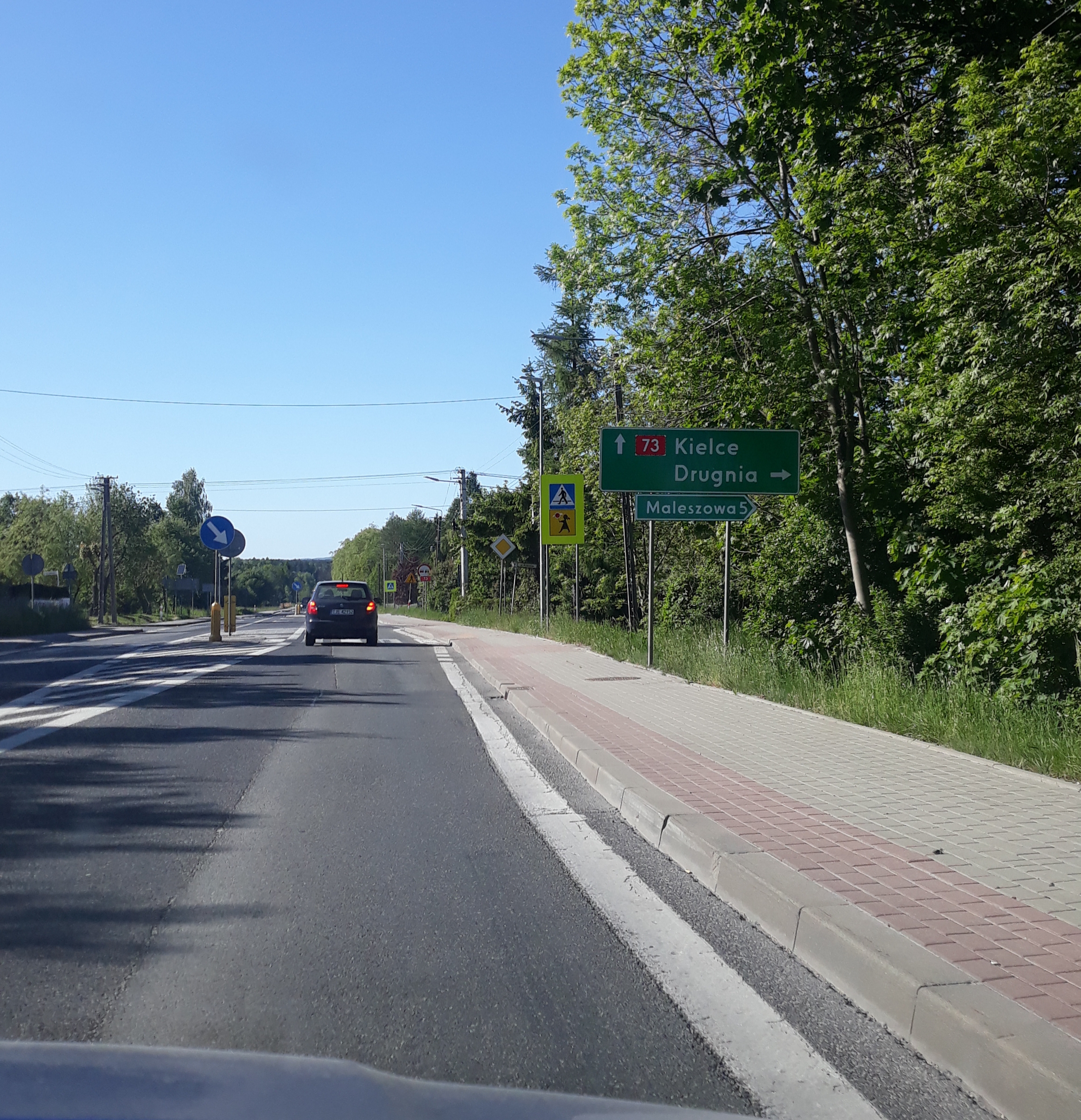 Kur*a w Piotrkowicach włączyła się do ruchu w z ul. Kieleckiej na DK73 wprost pod nadjeżdżającą ...