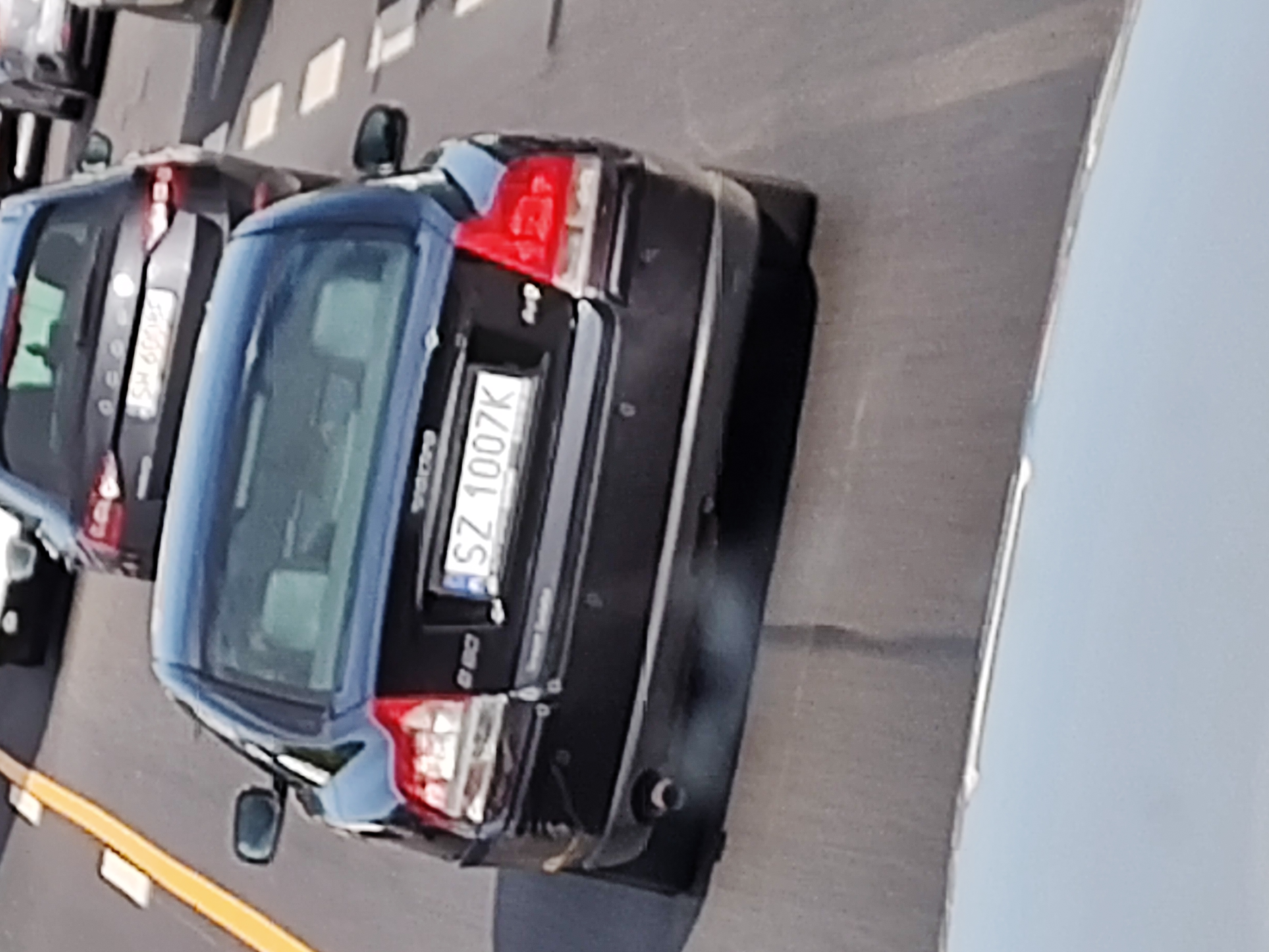 Pojazd o numerach SZ1007K uczestniczył w wypadku