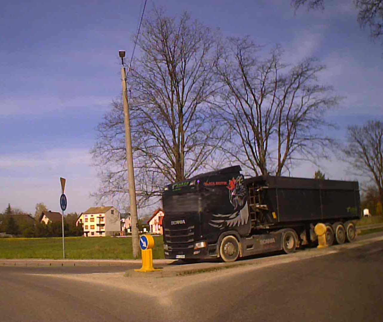 Jeździ jak devil! Hamuje na ostatnią chwilę i dojeżdża osobówkom do samego zderzaka. Zanim kur.o ...