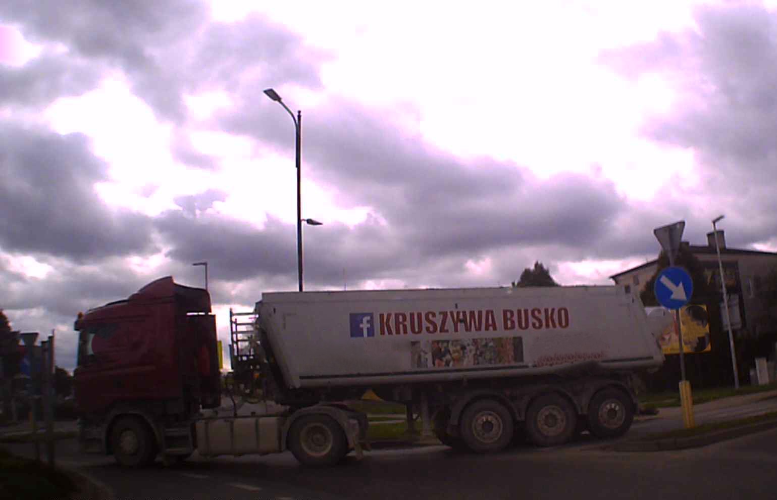 Wjeżdża z impetem na skrzyżowanie o ruchu okrężnym i wymusza pierwszeństwo przejazdu, wyhamowując ...