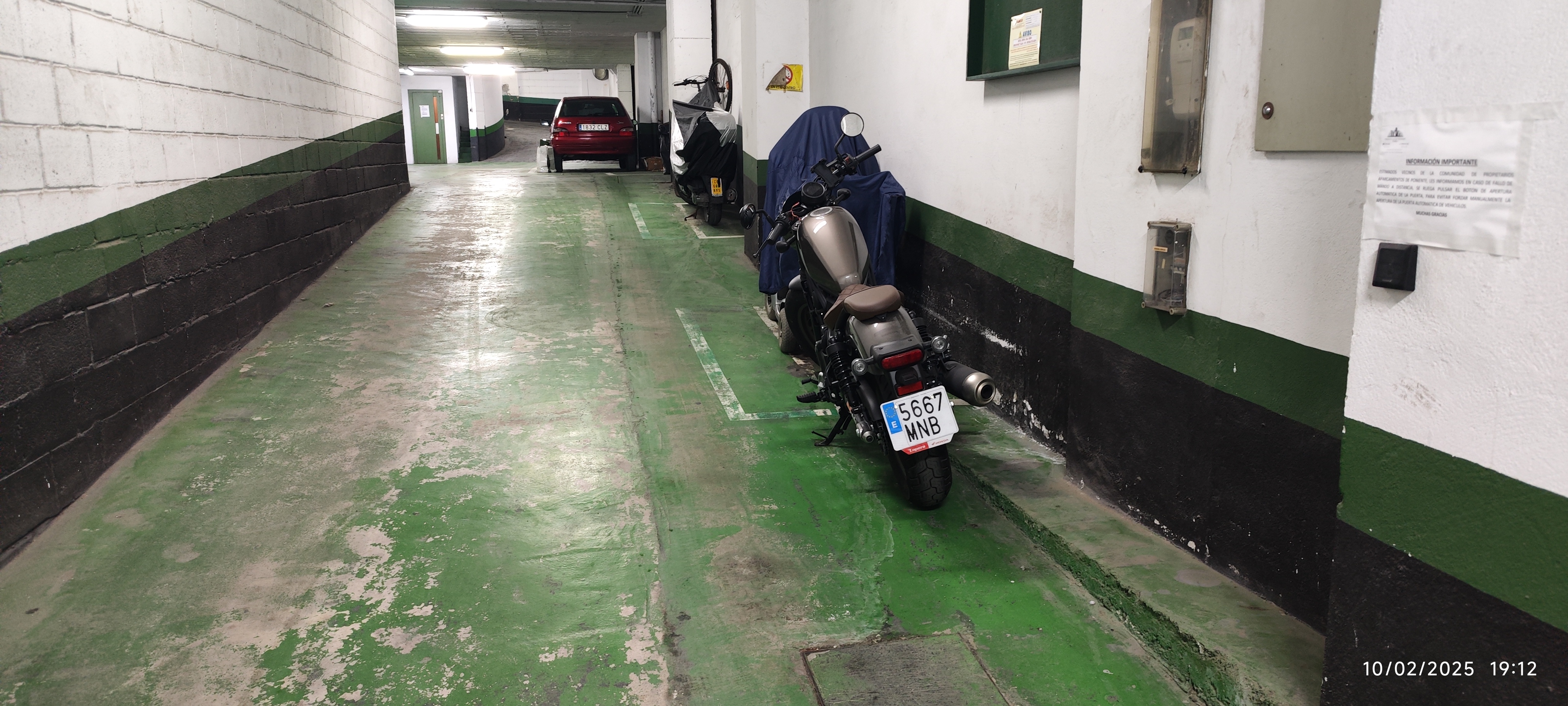 Skradziono pojazd o numerach rejestracyjnych 5667MNB