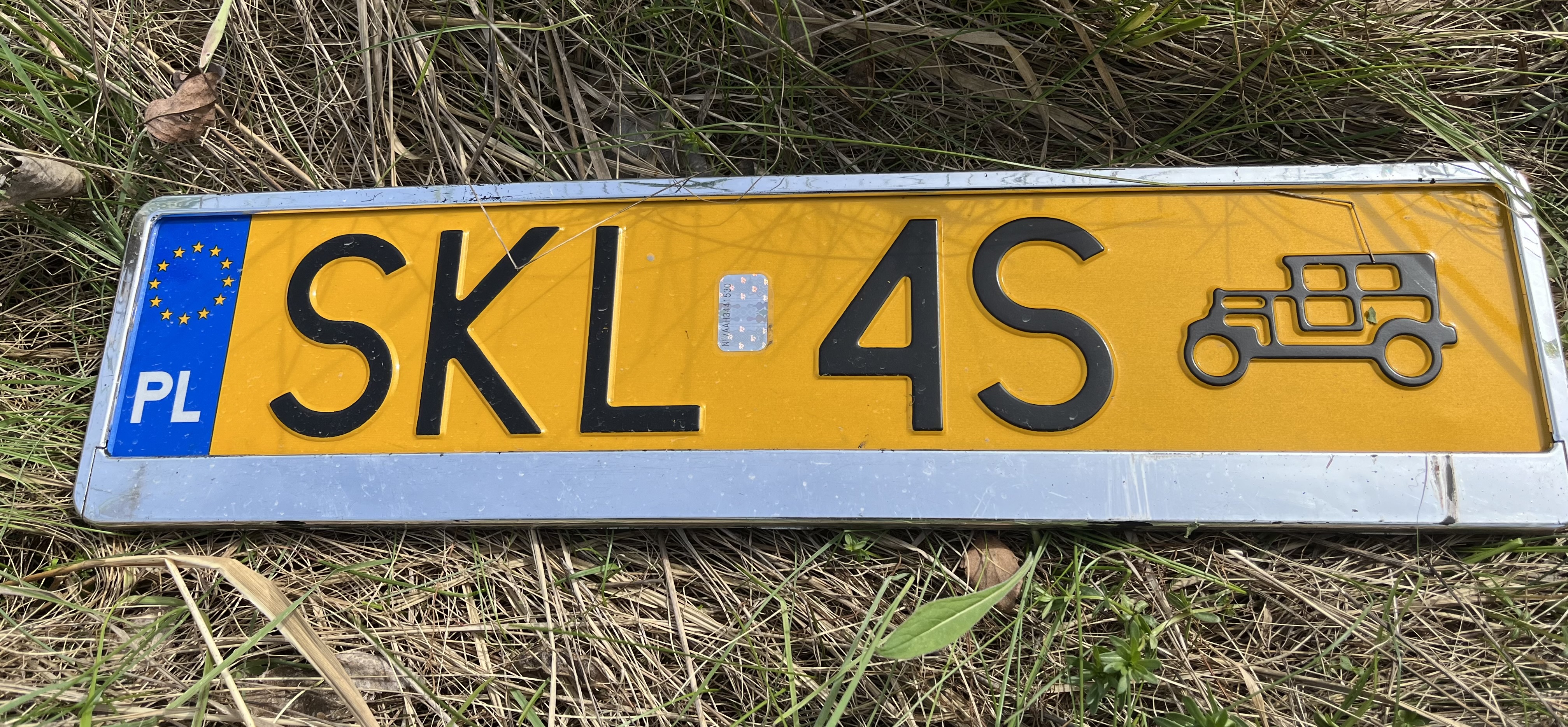 Znaleziono tablicę rejestracyjną o numerach SKL4S
