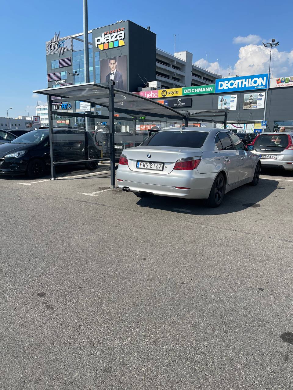 Pirat drogowy w pojeździe o numerach rejestracyjnych FWS8T67