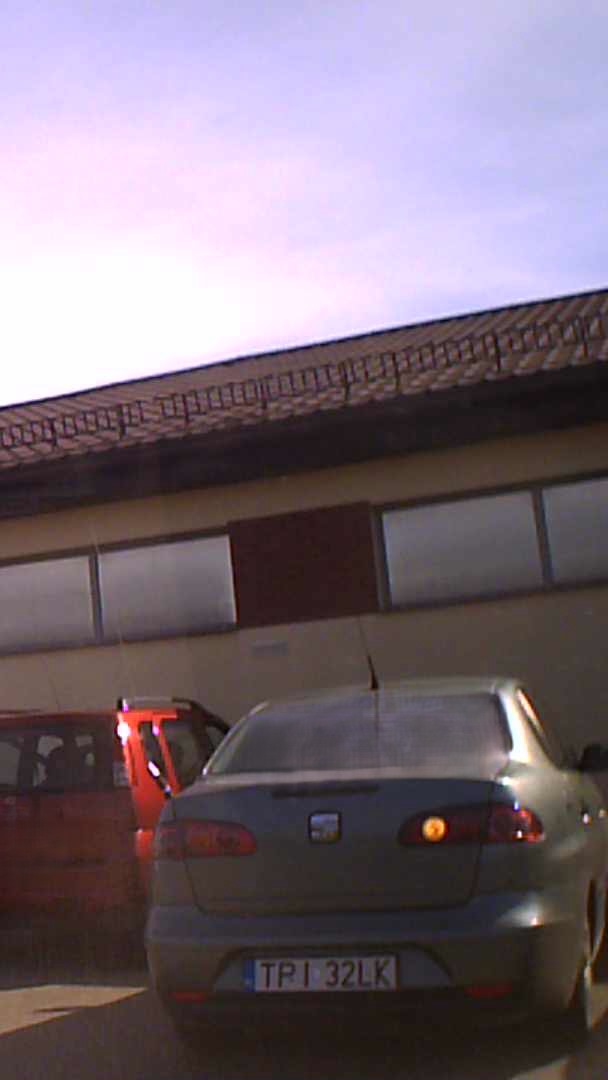 Dziadek w berecie po udanych zakupach wycofuje, nie patrząc w lusterka, a jak zatrąbisz, to jeszcze ...