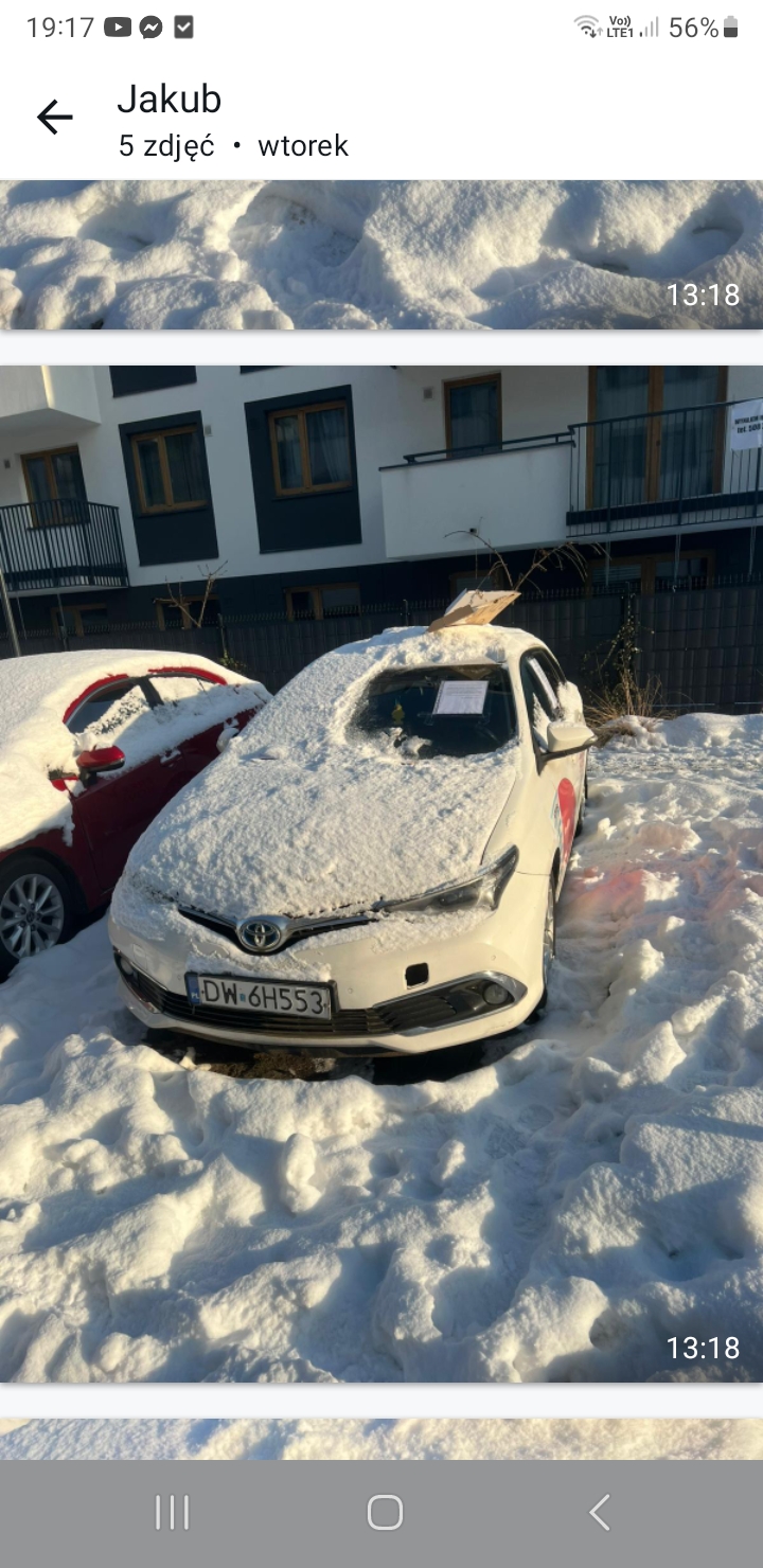 Toyota o nr DW-6H553 w chamski sposób od trzech tygodni blokuje wjazd na prywatny parking Warszawa ul.Łopuszańska ...