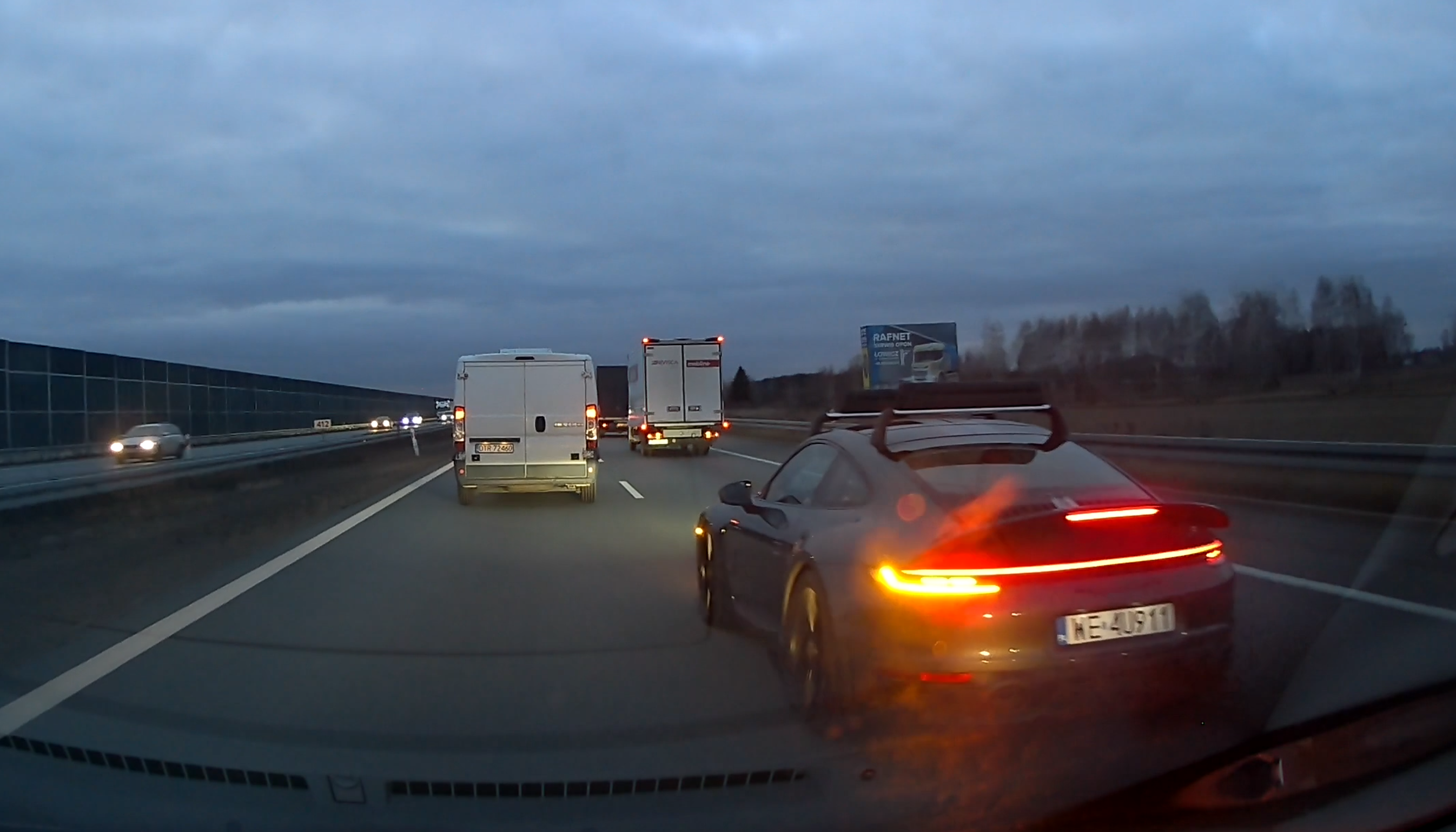 Wymuszanie pierwszeństwa, wyprzedzanie na centymetry i wciskanie się między samochody na autostradzie ...