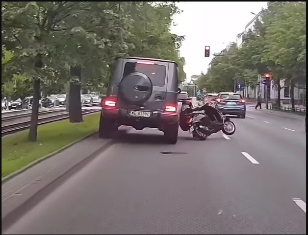 Niebezpieczny bandyta drogowy. Staranował kobietę na skuterze.<BR><BR>https://x.com/bandyci_drogowi/status/1820095735326556515?s=09