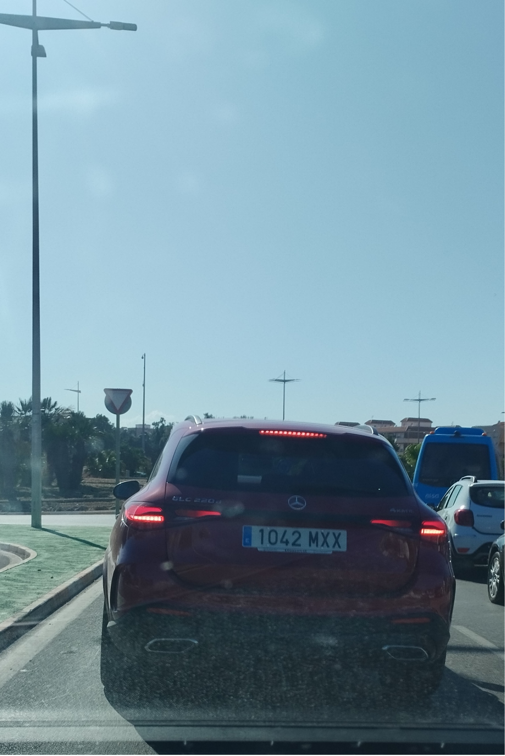 Pirat drogowy w pojeździe o numerach rejestracyjnych 1042MXX