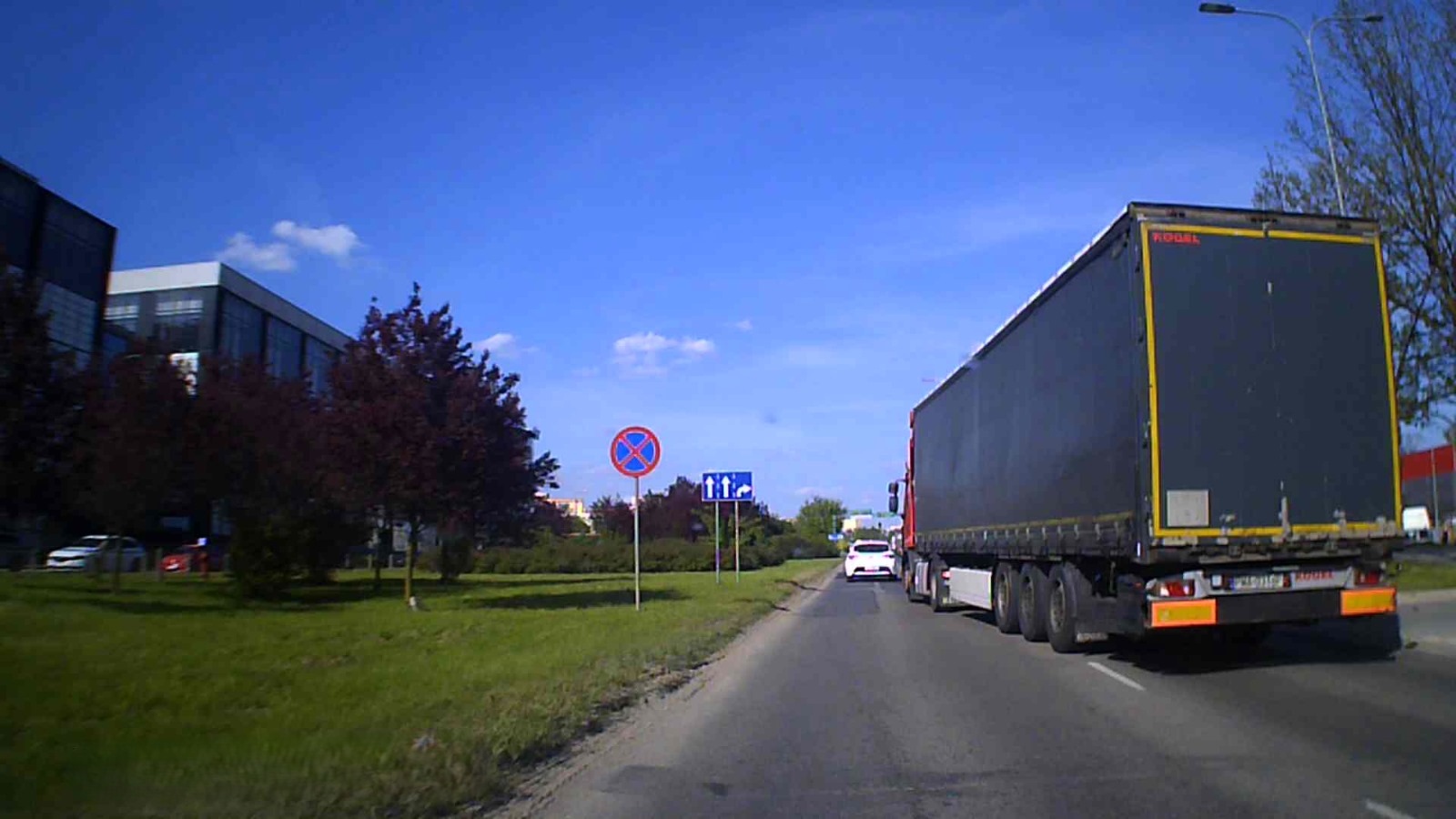 *urwisko nie patrzy w lusterka i zajeżdża drogę. Mało brakowało, abyś się przechylił i przewrócił ...