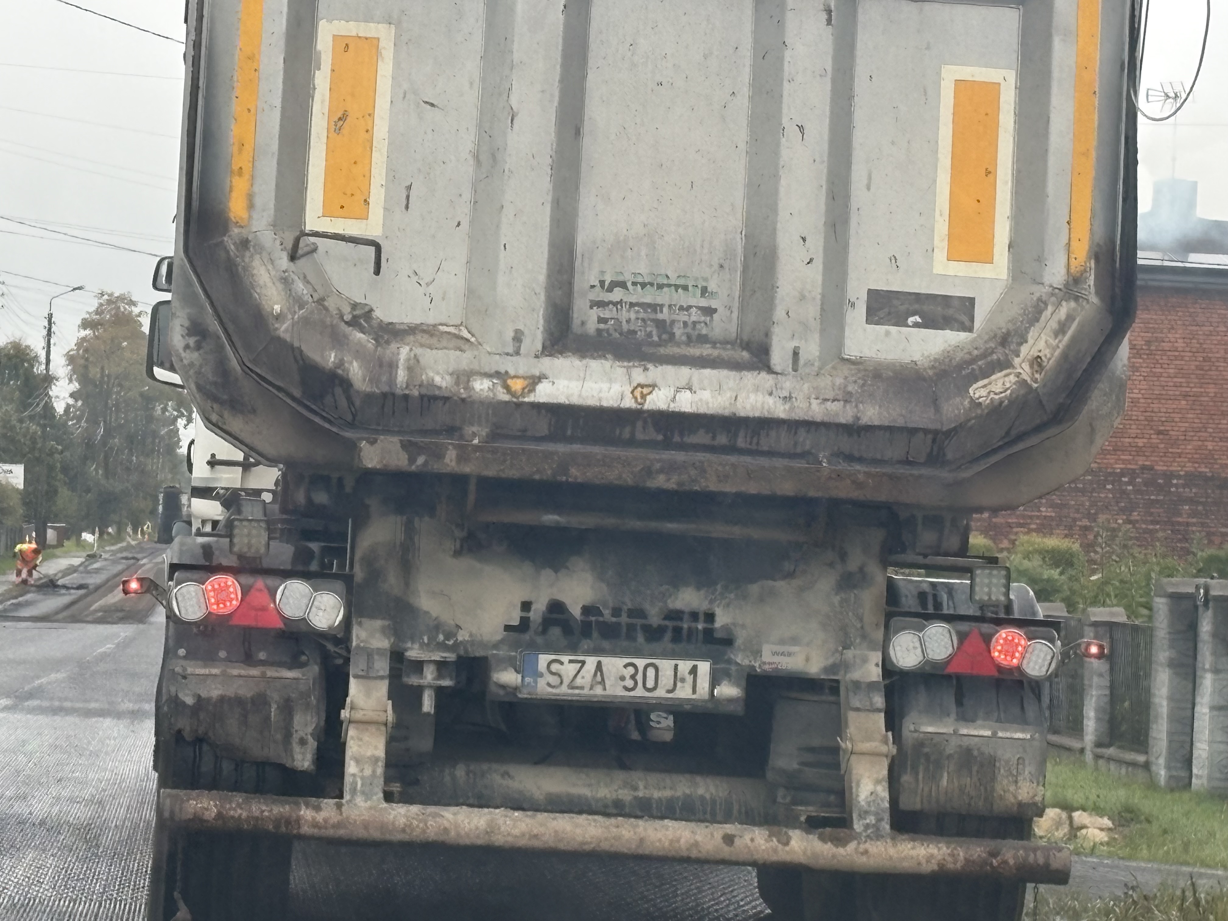 Pirat drogowy w pojeździe o numerach rejestracyjnych SZA30J1