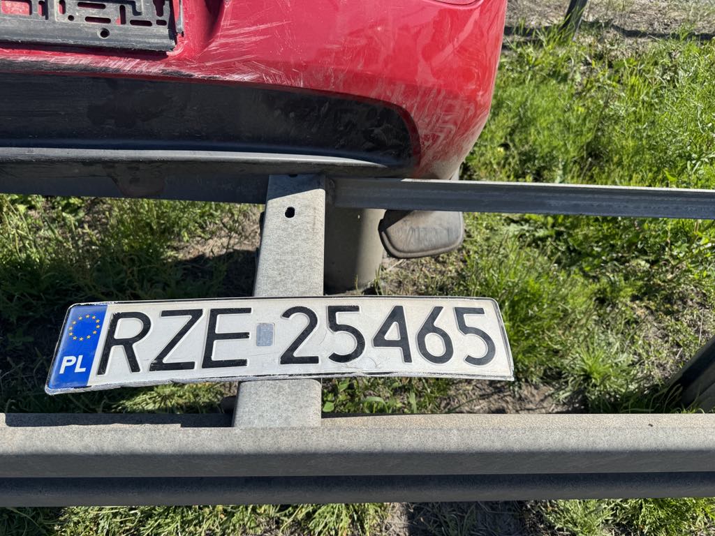 Znaleziono tablicę rejestracyjną o numerach RZE25465