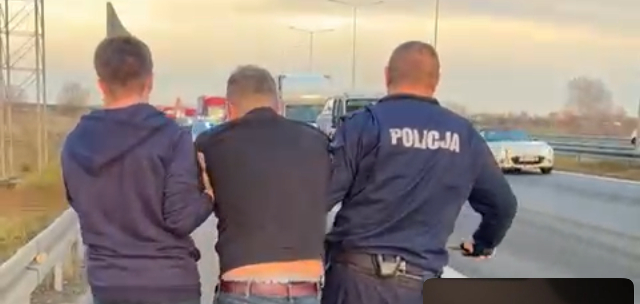 Pijany stracił przytomność za kierownicą. Taranował samochody na autostradzie A2 i OBIJAŁ się ...