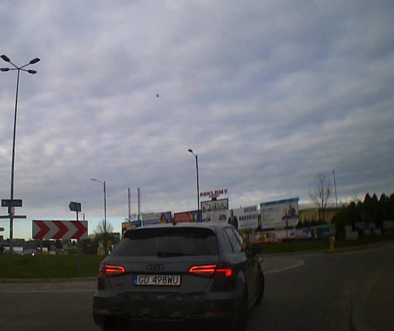 Jedzie „spacerkiem” i nie ma zamiaru wjechać na rondo, bo taki ma kaprys! KierOWCA poniżej minusowego ...