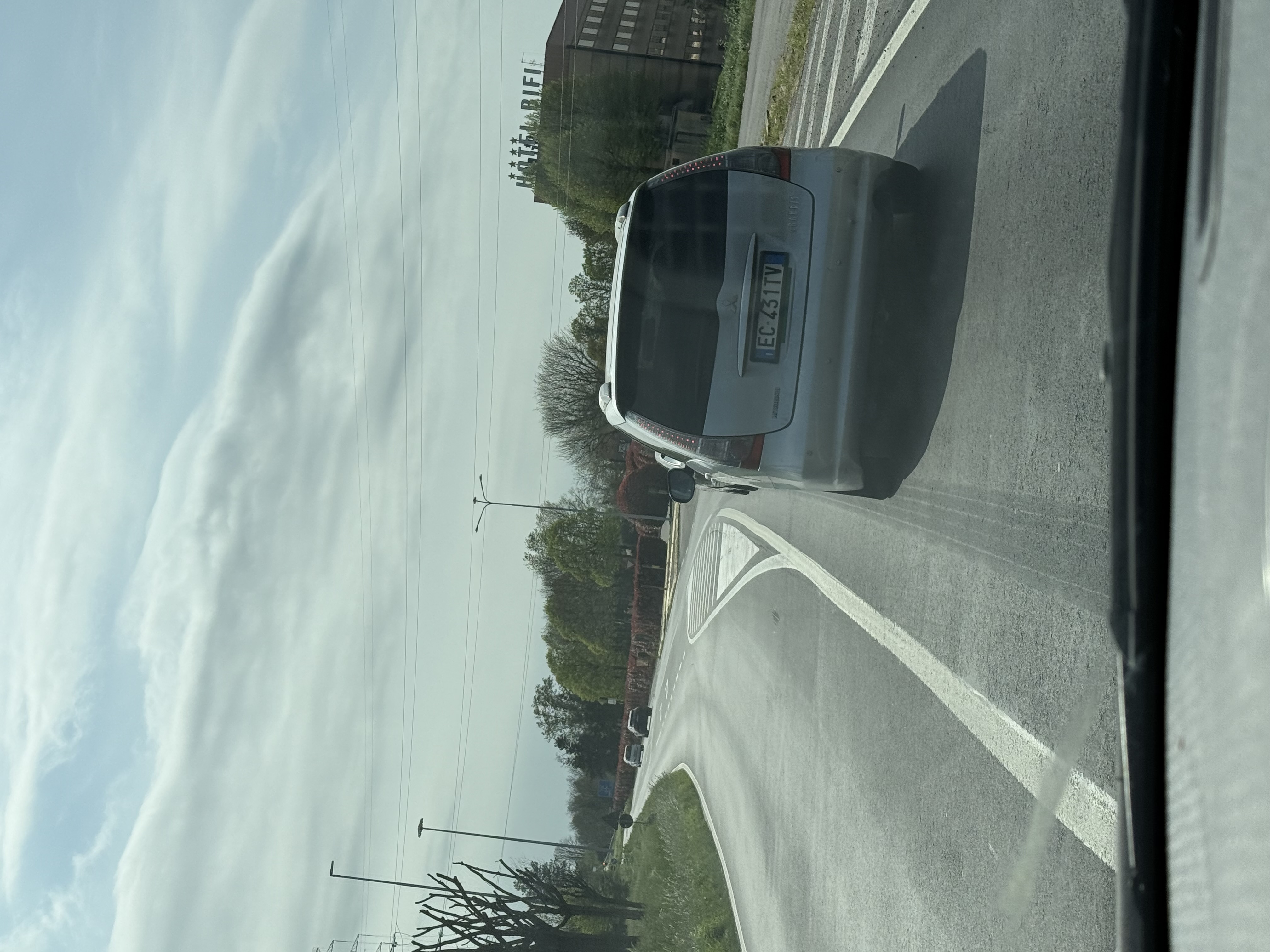 Pirat drogowy w pojeździe o numerach rejestracyjnych EC431TV