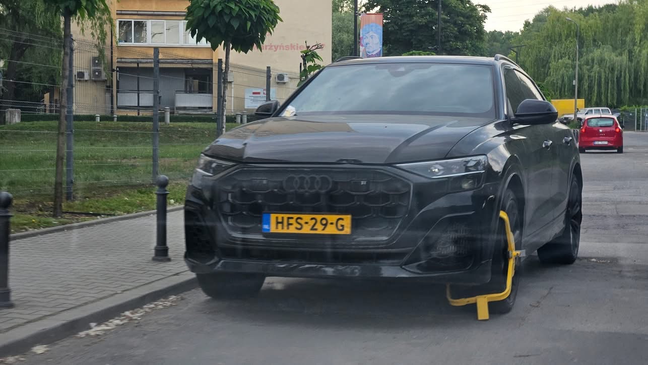 Od ponad tygodnia stoi w Krakowie czarne Audi na holenderskich numerach - FHS-29-G może ktoś szuka. ...