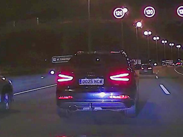 Zigzagueo en autopista, a rebufo de otros turismos sin ninguna distancia de seguridad, mal empleo de la iluminacion ...