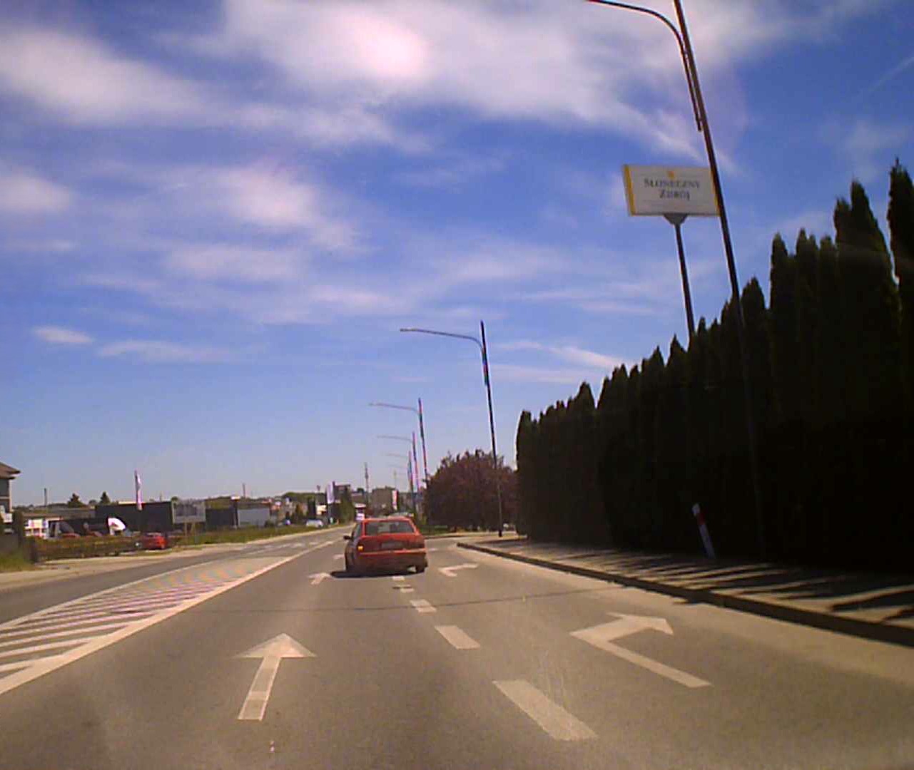 Włącza się do ruchu z ul. Lakierniczej na pas do skrętu w prawo z włączonym lewym kierunkowskazem ...