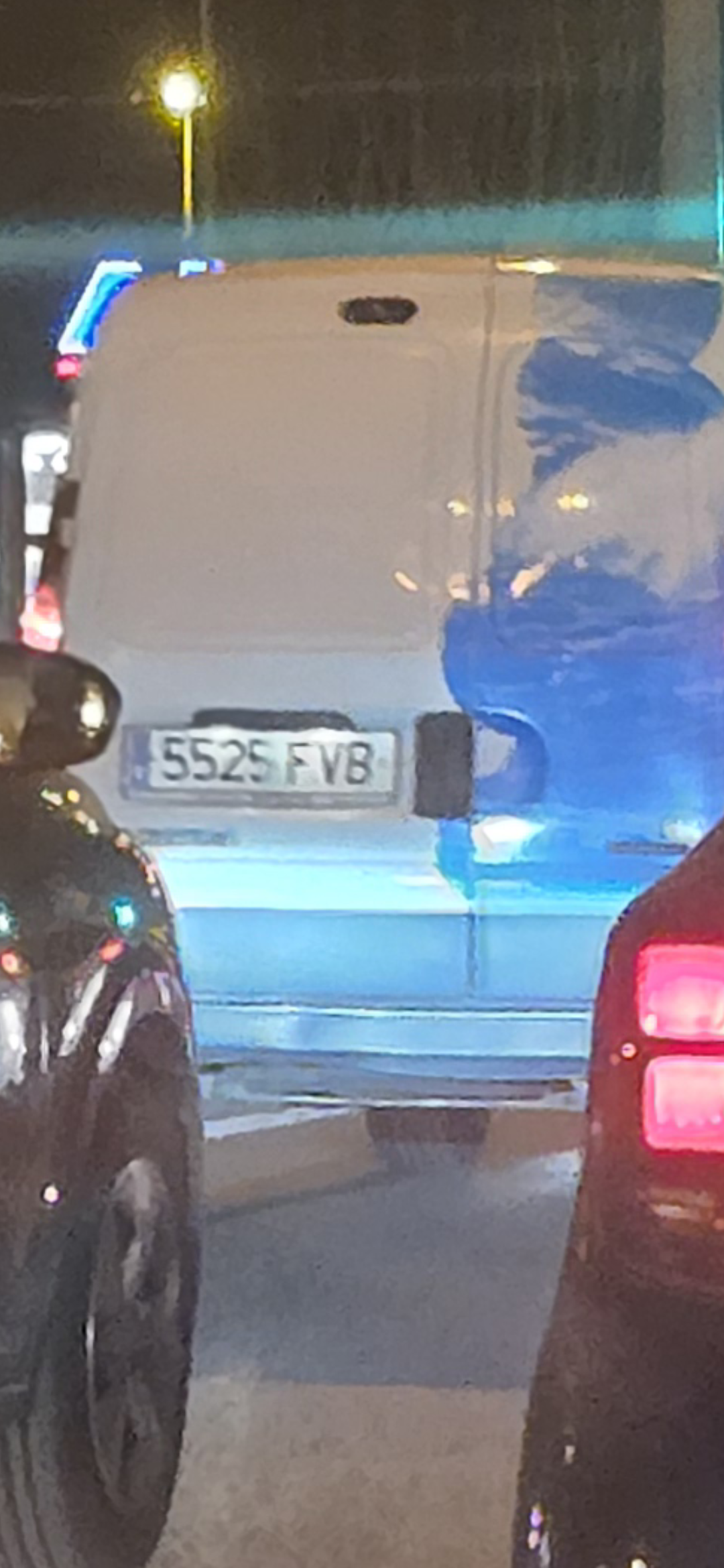 En un semáforo, yo estaba en el carril derecho, el cual solo permite girar a la derecha y él en el carril ...