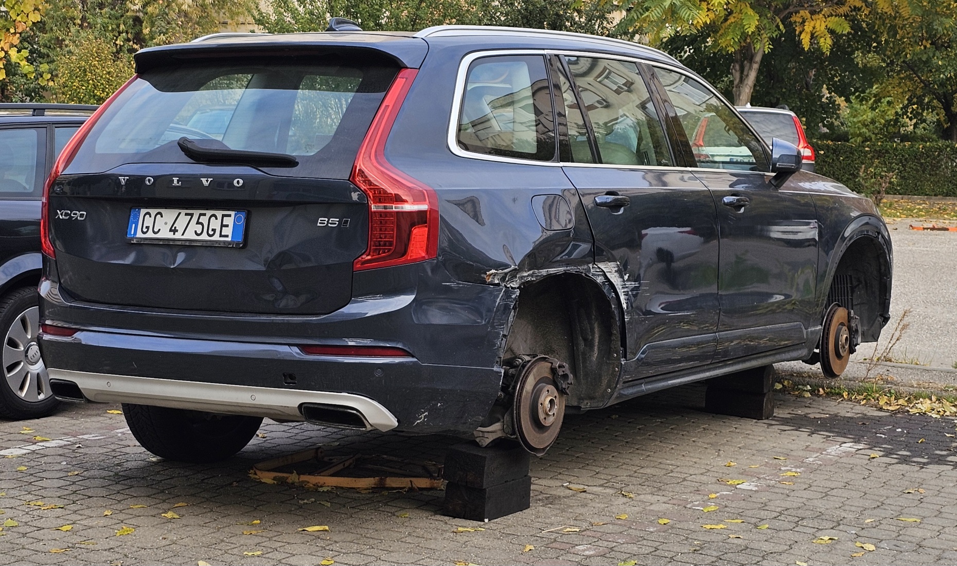 Ho trovato questa Volvo parcheggiata on Romania senza ruote destre ed è senza assicurazione....