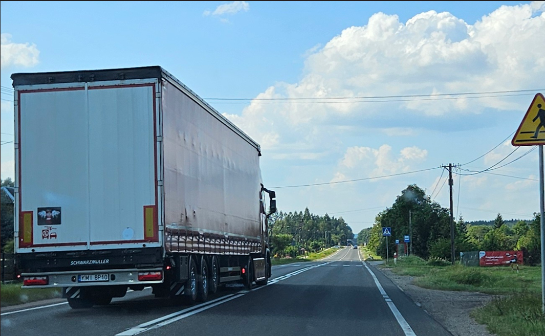 Pirat drogowy w pojeździe o numerach rejestracyjnych KMI8P10