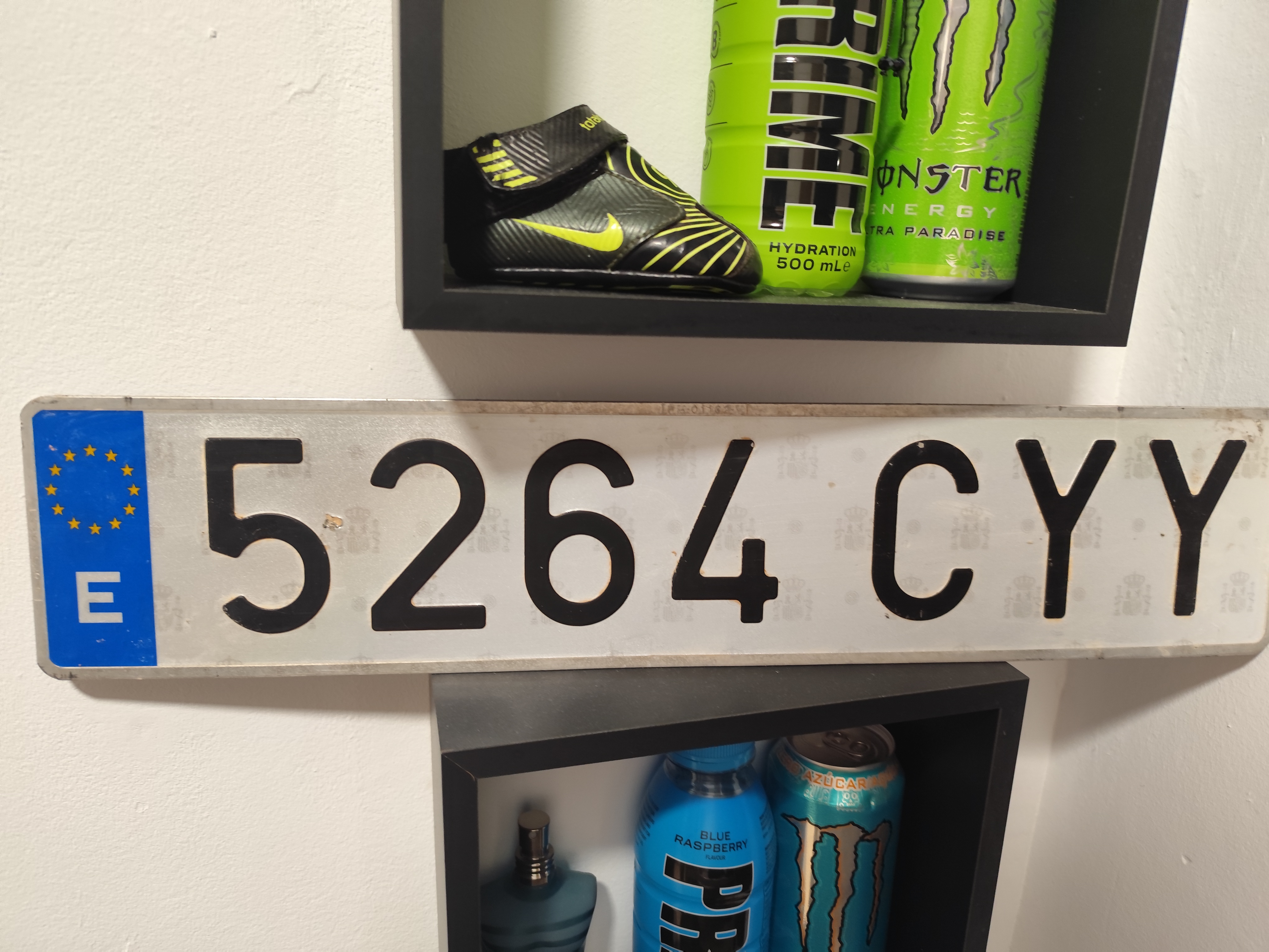 Znaleziono tablicę rejestracyjną o numerach 5264CYY