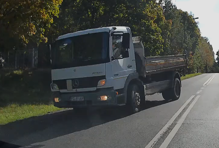 Kolejna ameba z niebezpiecznym narzędziem, jakim jest bez wątpienia pojazd ciężarowy Mercedes Atego ...