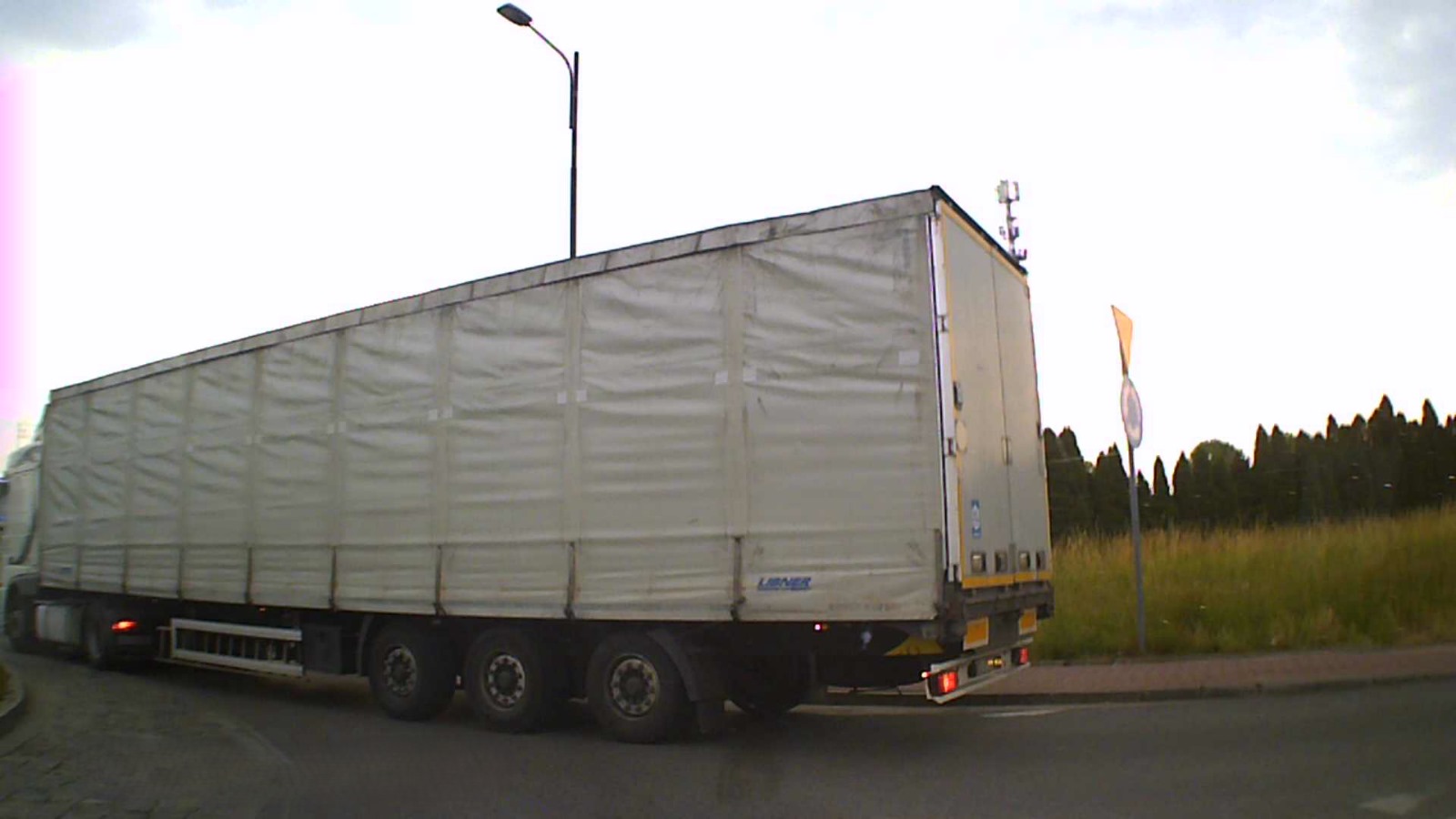 Smarkacz ze .tulejką świadomie wymusza pierwszeństwo na rondzie i jeszcze gwałtownie hamuje. Gnój ...