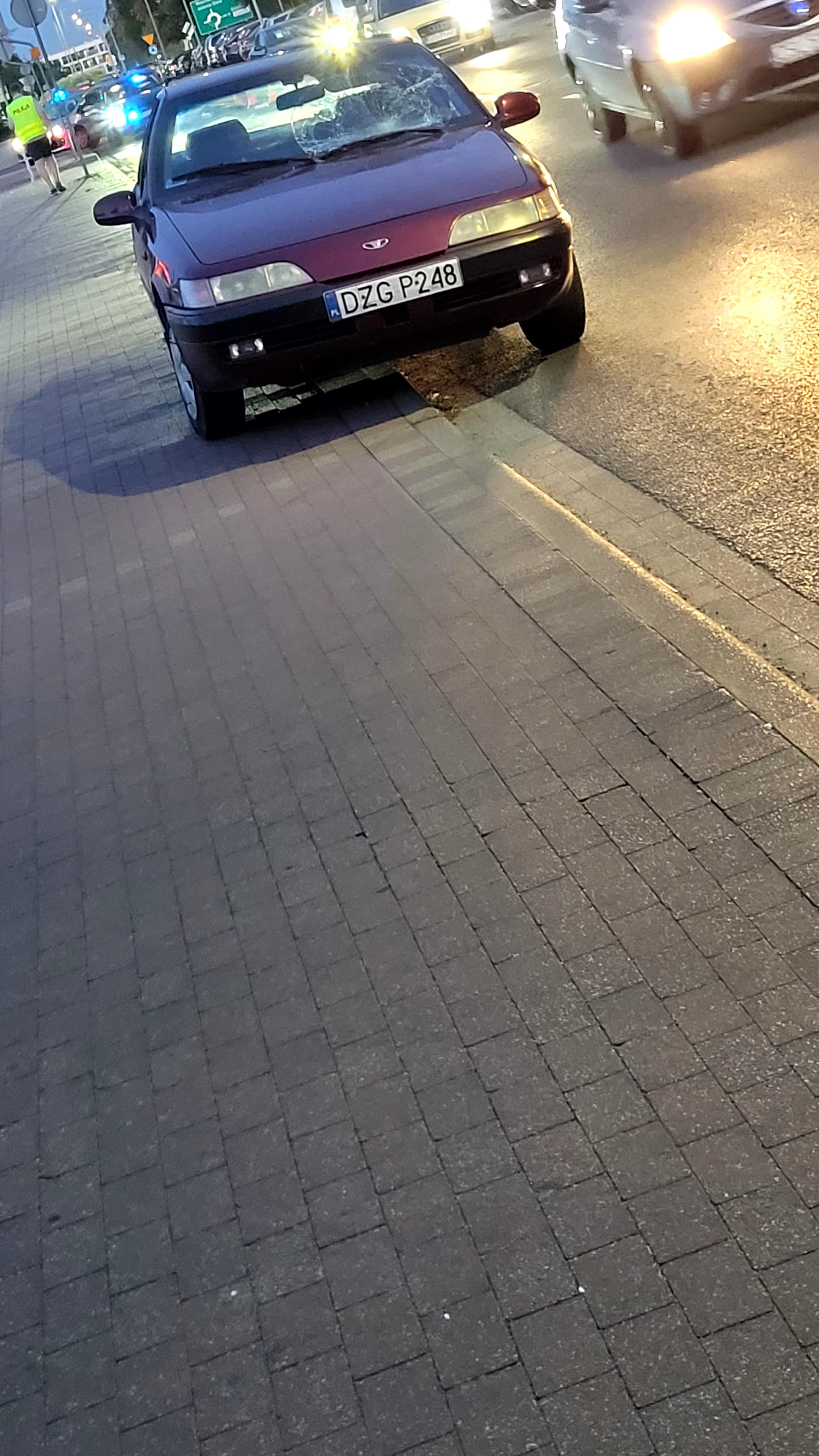 Pojazd o numerach DZGP248 uczestniczył w wypadku
