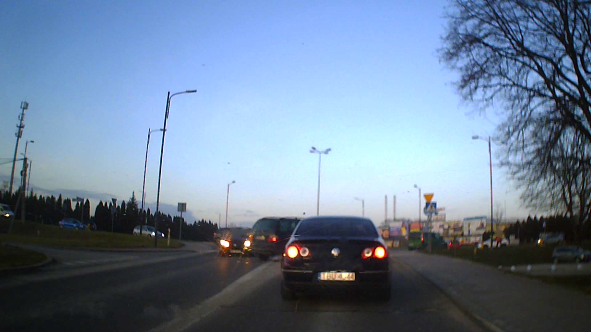 Ku..s z Passerati nieznający przepisów ruchu drogowego blokuje rondo tylko po to, aby przepuścić ...