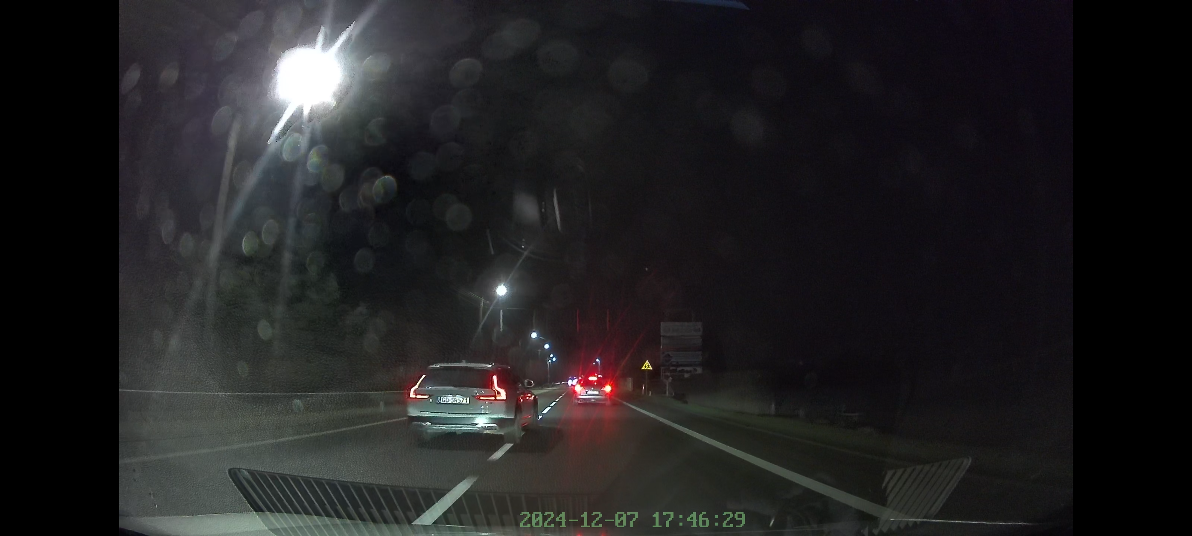 Ciul w warunkach zimowych pozno wieczornych ,stwarza zagrożenie na obu pasach ruchu ,źle szacuje prędkość ...