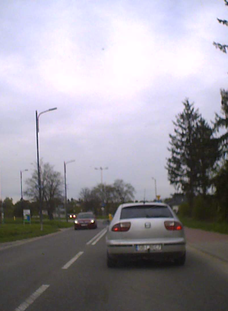 *kur*ysyn wpi**dala się pod koła (wymusza pierwszeństwo przejazdu), dodatkowo nie ustępuje pierwszeństwa ...