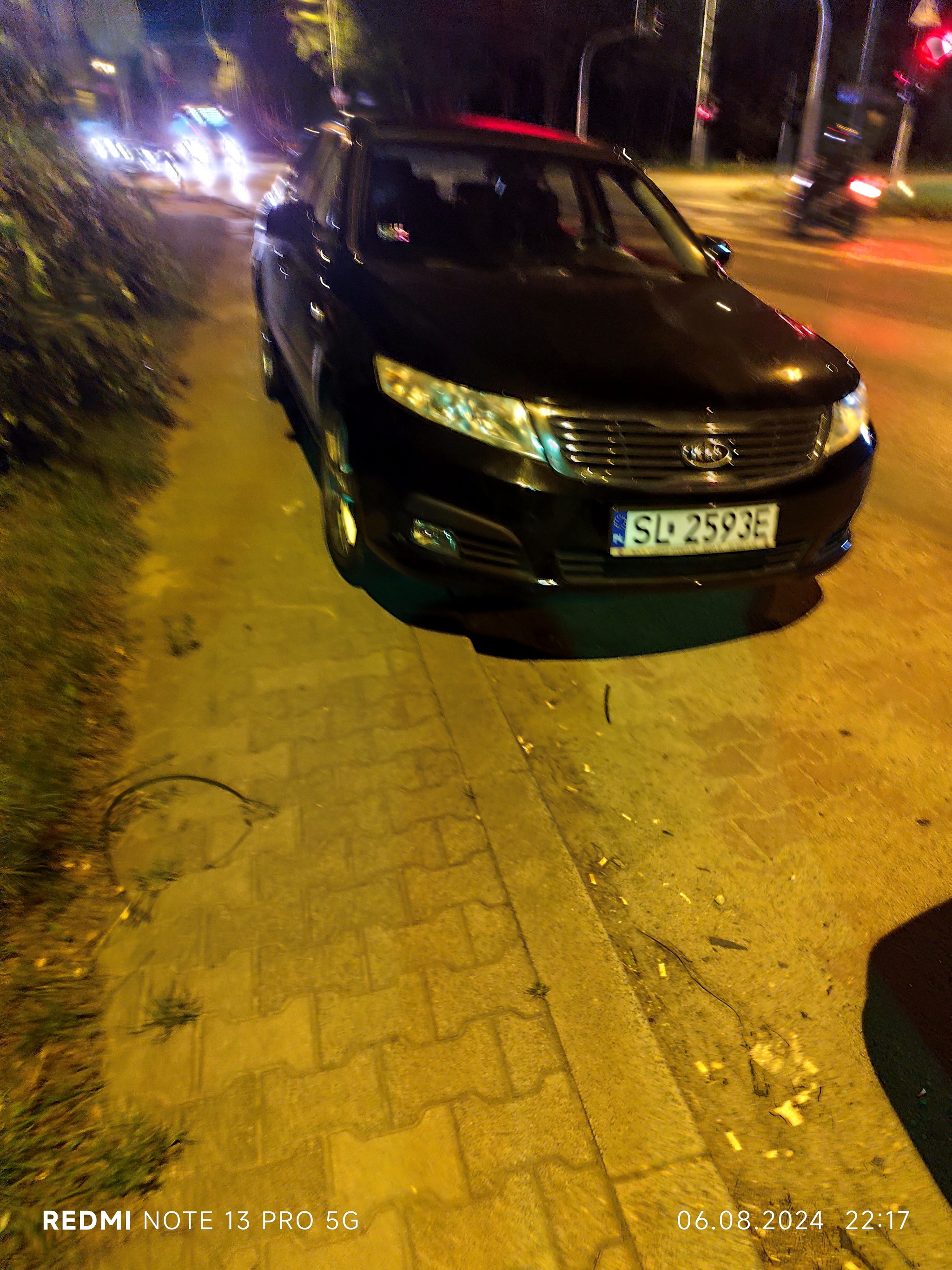 Idioto jak nie odróżniasz chodnika od pasa postojowego to wracaj na egzamin, albo idź do okulisty. ...