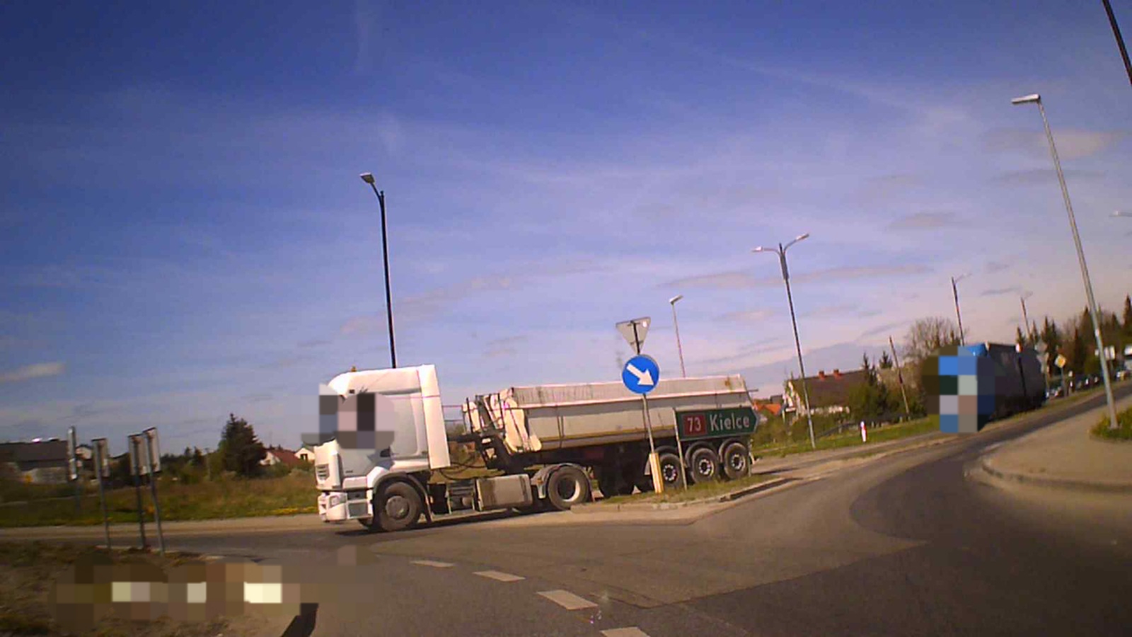 Spasiona kur_a niczym pocisk wjechała na rondo oczywiście, nie przyhamowując, nie patrząc, czy ktoś ...