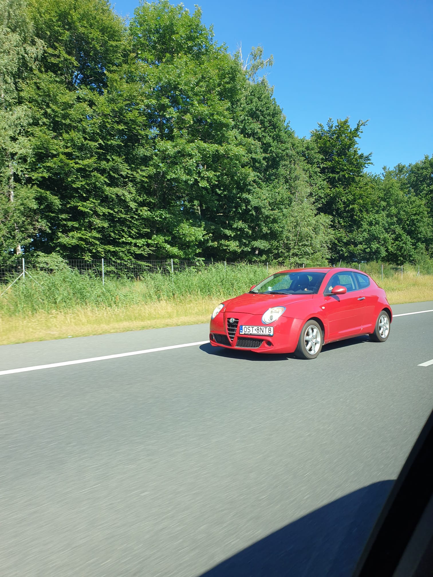 Pirat drogowy w pojeździe o numerach rejestracyjnych OST8NT8