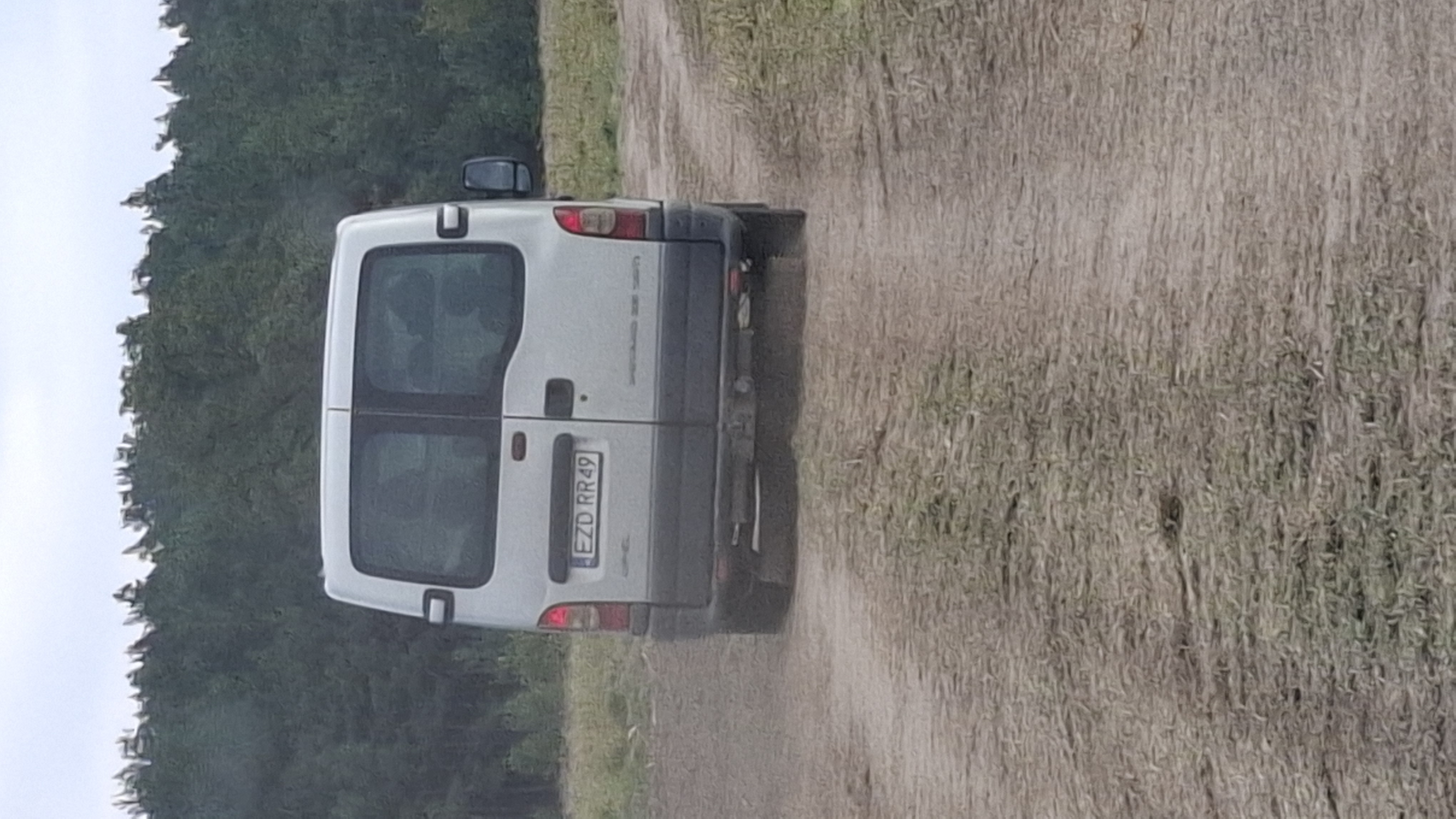 Pirat drogowy w pojeździe o numerach rejestracyjnych EZDRR49