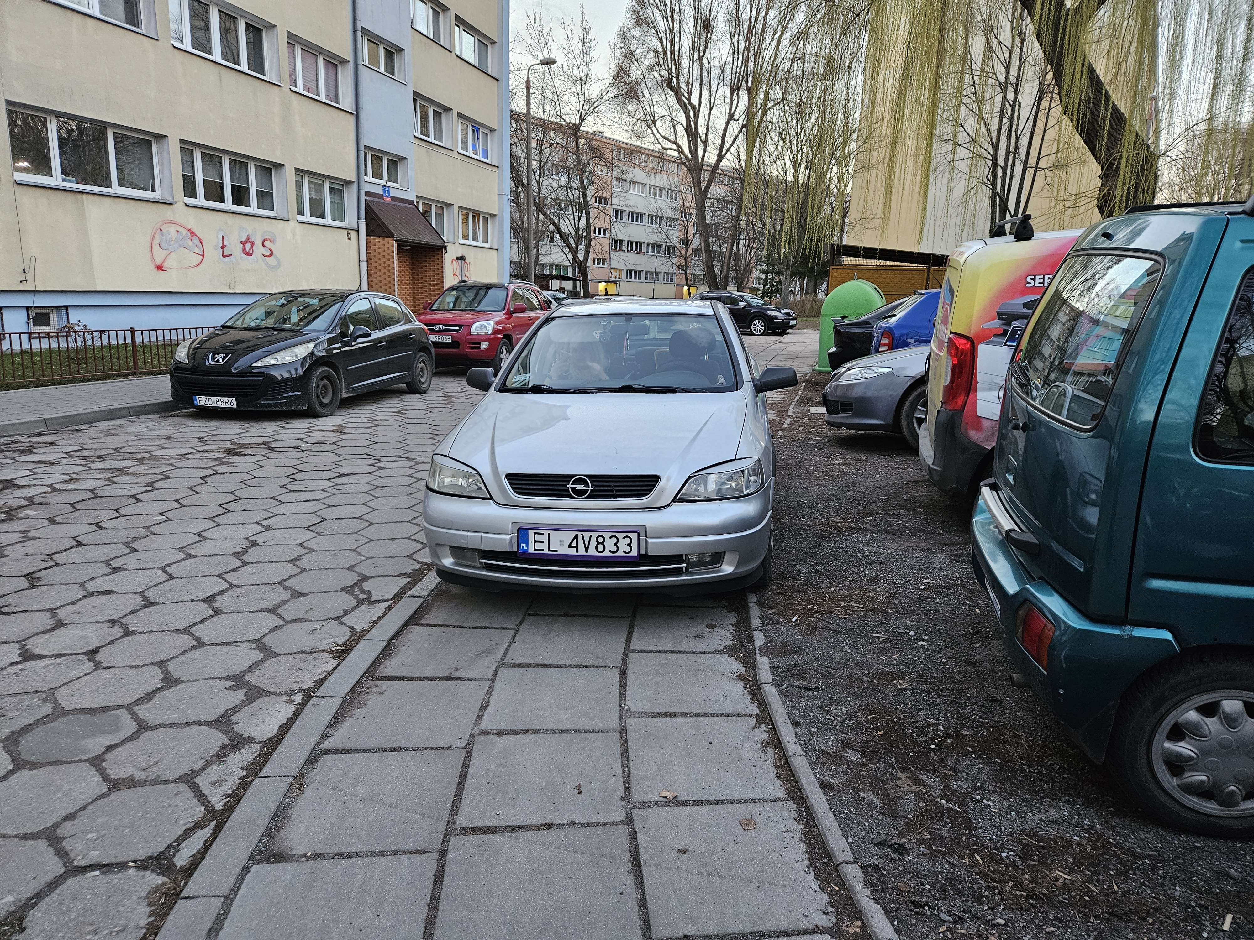 Mistrz parkowania w pojeździe o numerach EL4V833