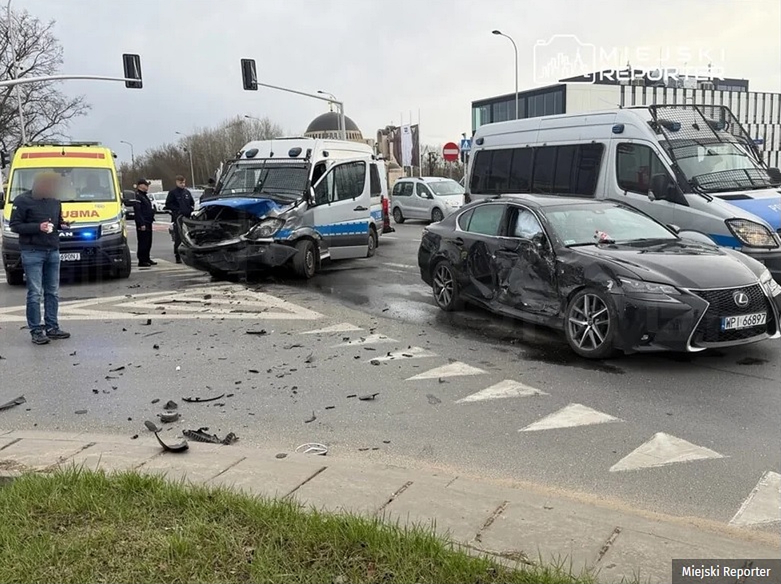 https://www.onet.pl/informacje/miejski-reporter/powazne-zderzenie-z-radiowozem-w-warszawie-ranni-policjanci/9v87tzb,0666d3f1