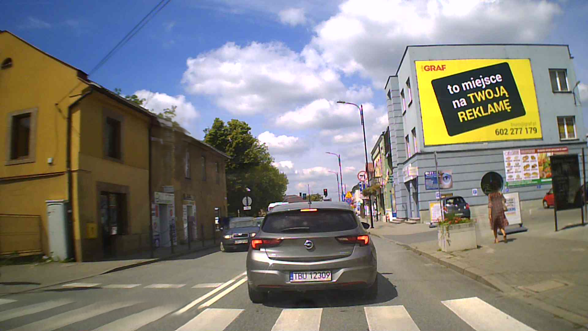 Złośliwa **mata hamuje gwałtownie i przepuszcza idio*ę, który chce skręcić do sklepu pod zakaz! ...