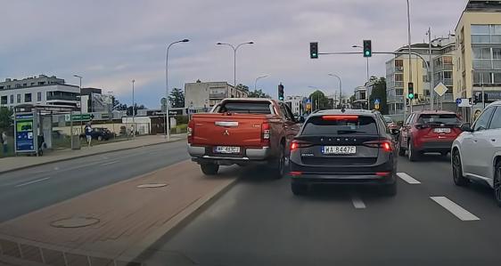 Pirat drogowy w pojeździe o numerach rejestracyjnych WF463CJ
